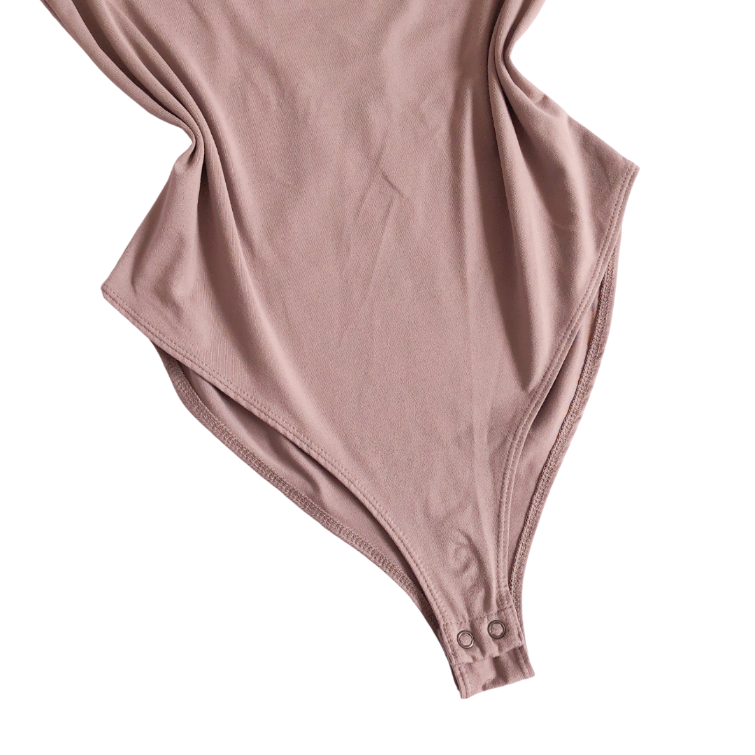 Bodysuit morado pálido con abertura
