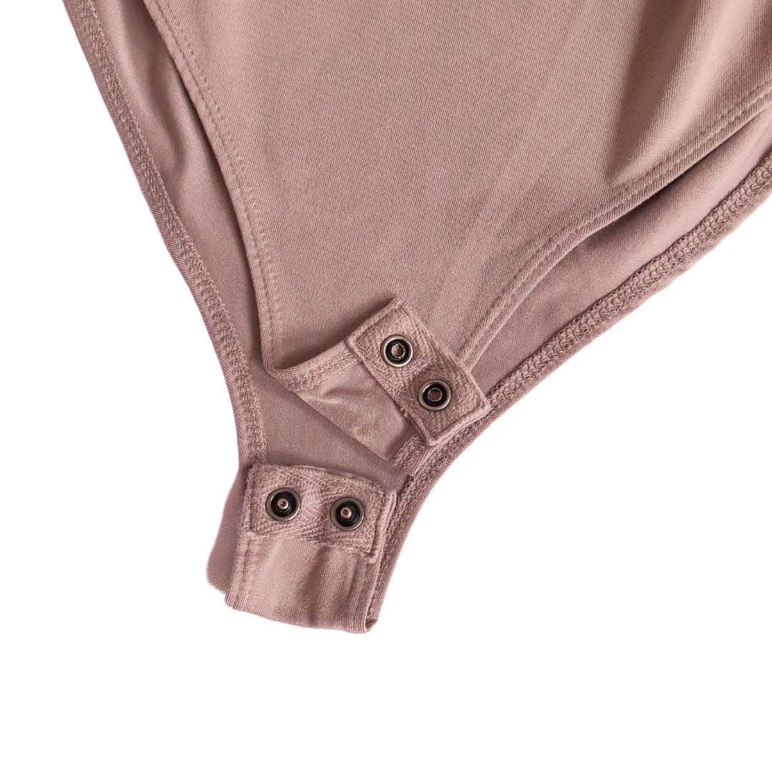 Bodysuit morado pálido con abertura
