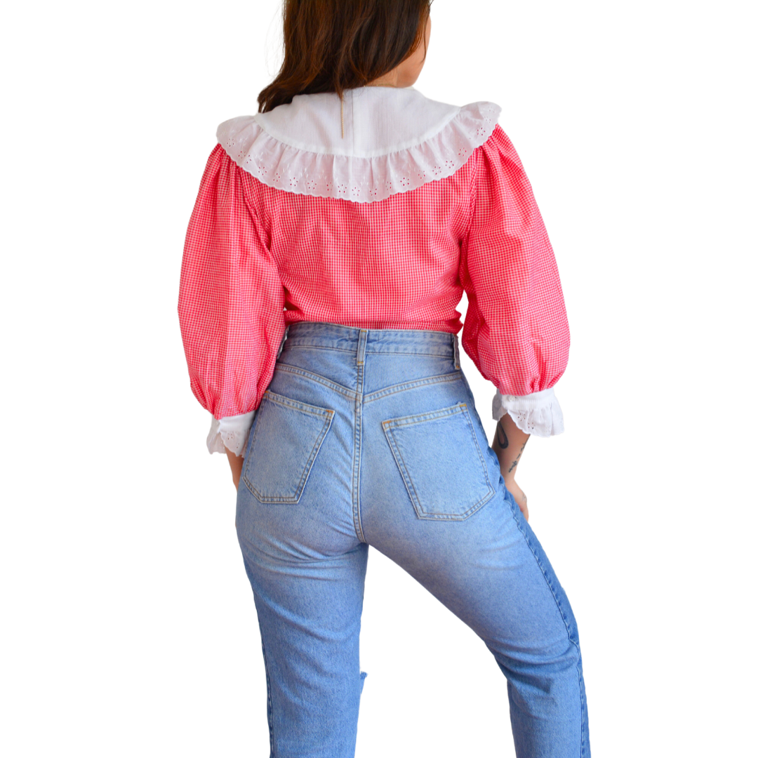 Blusa roja cuadriculada con cuello blanco