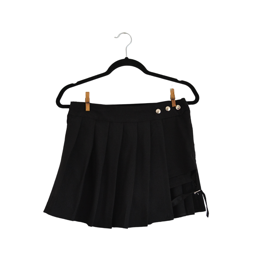 Falda negra tableada asimétrica