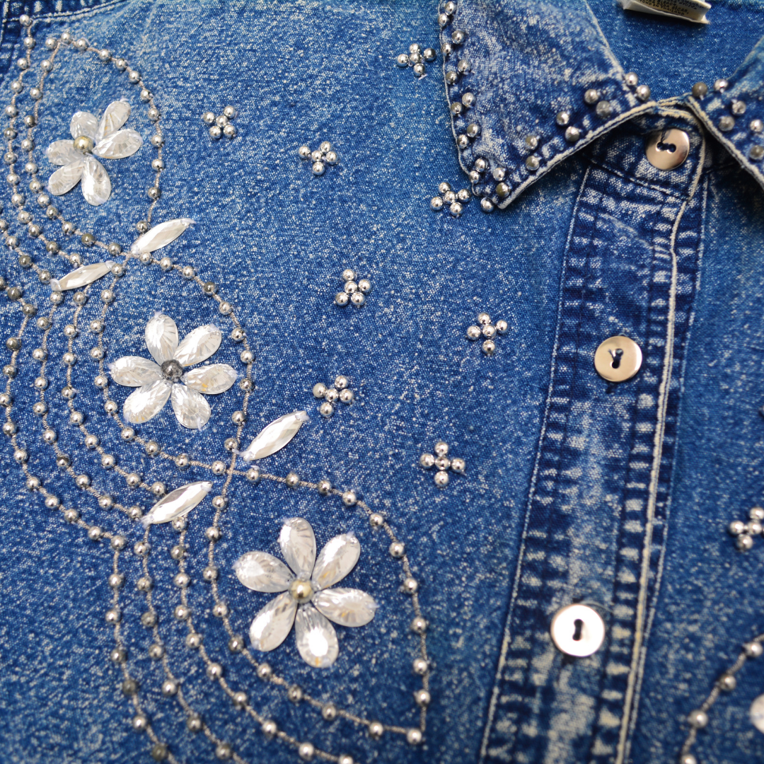 Camisa denim con pedrería y aplicaciones