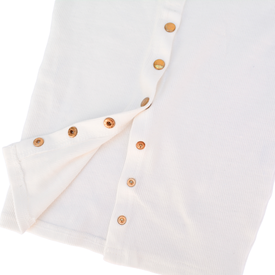 Vestido blanco midi con botones dorados