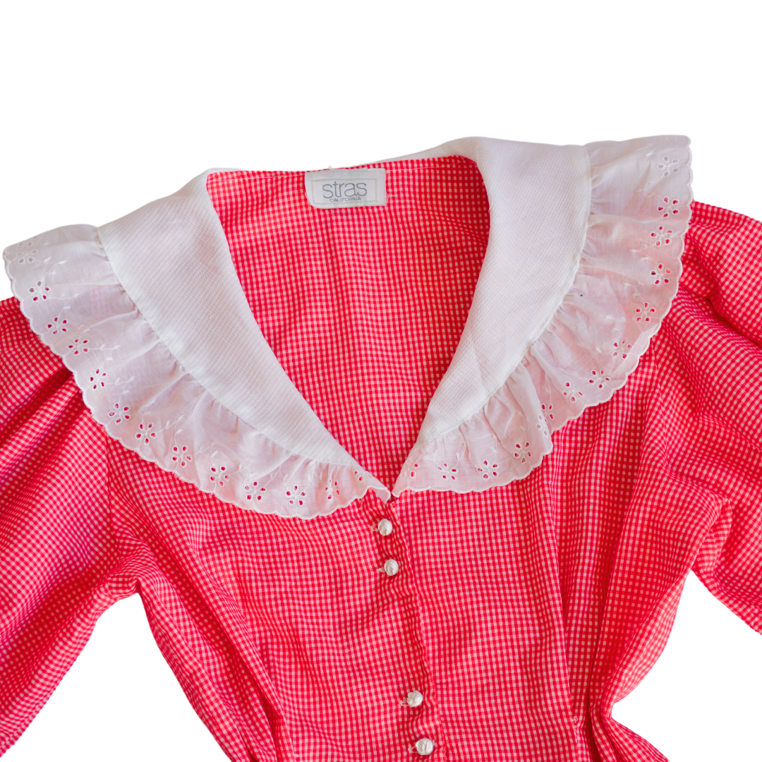 Blusa roja cuadriculada con cuello blanco