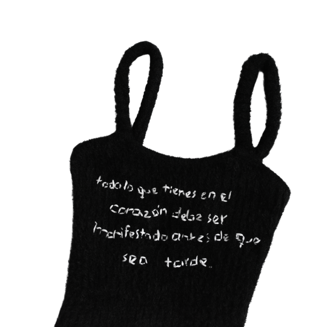 Blusa negra upcycling con frase Alejandra Pizarnik
