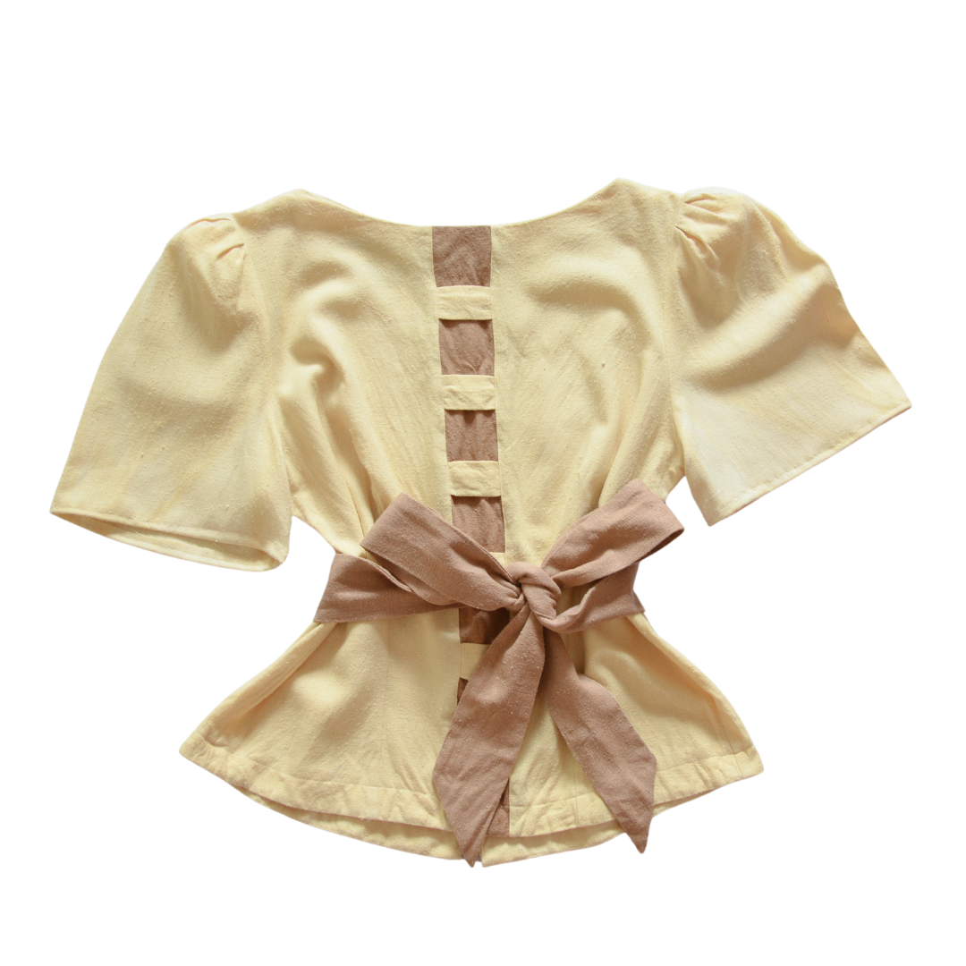 Blusa de seda y listón