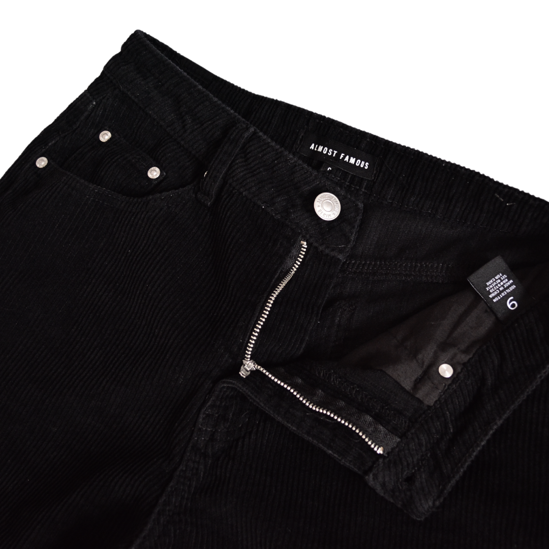 Pantalón negro recto tiro alto