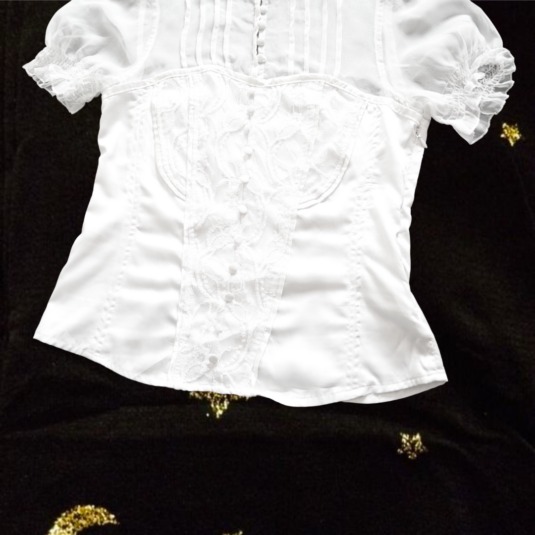 Blusa blanca victoriana cuello alto y encaje