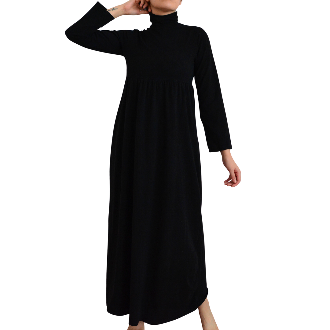 Vestido negro largo con cuello alto