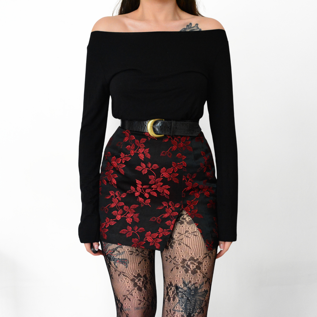 Blusa negra cuello ovalado