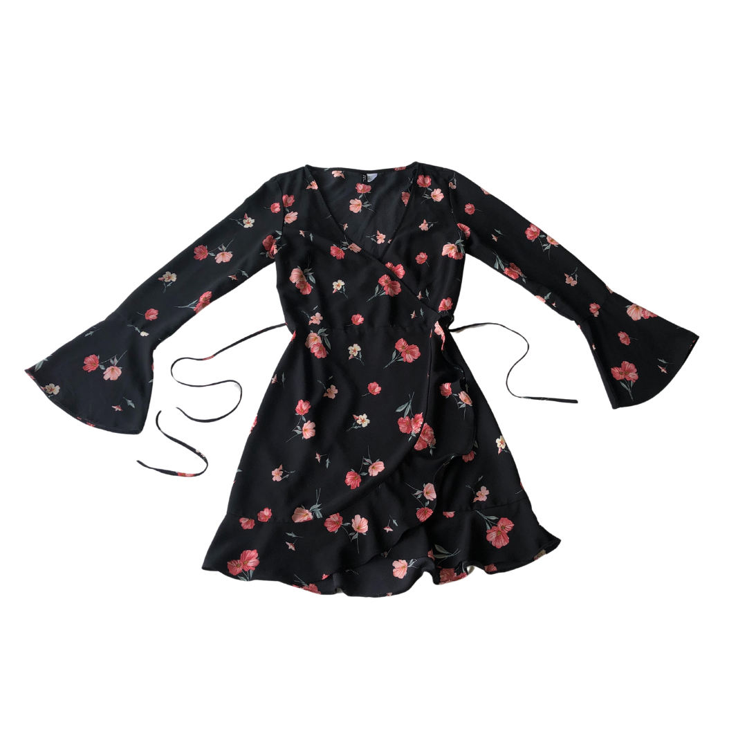 Vestido negro rosas envolvente