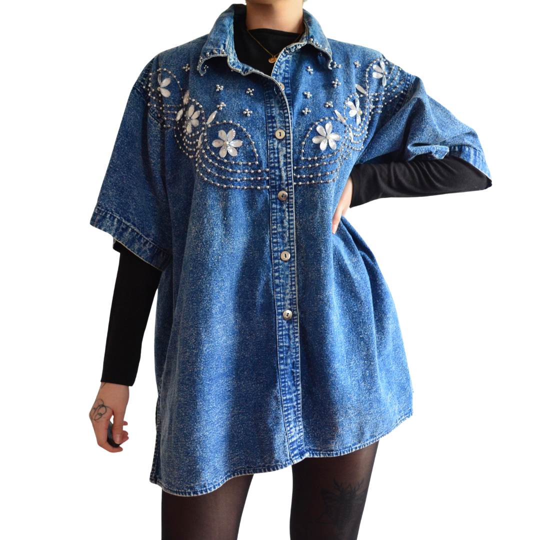 Camisa denim con pedrería y aplicaciones