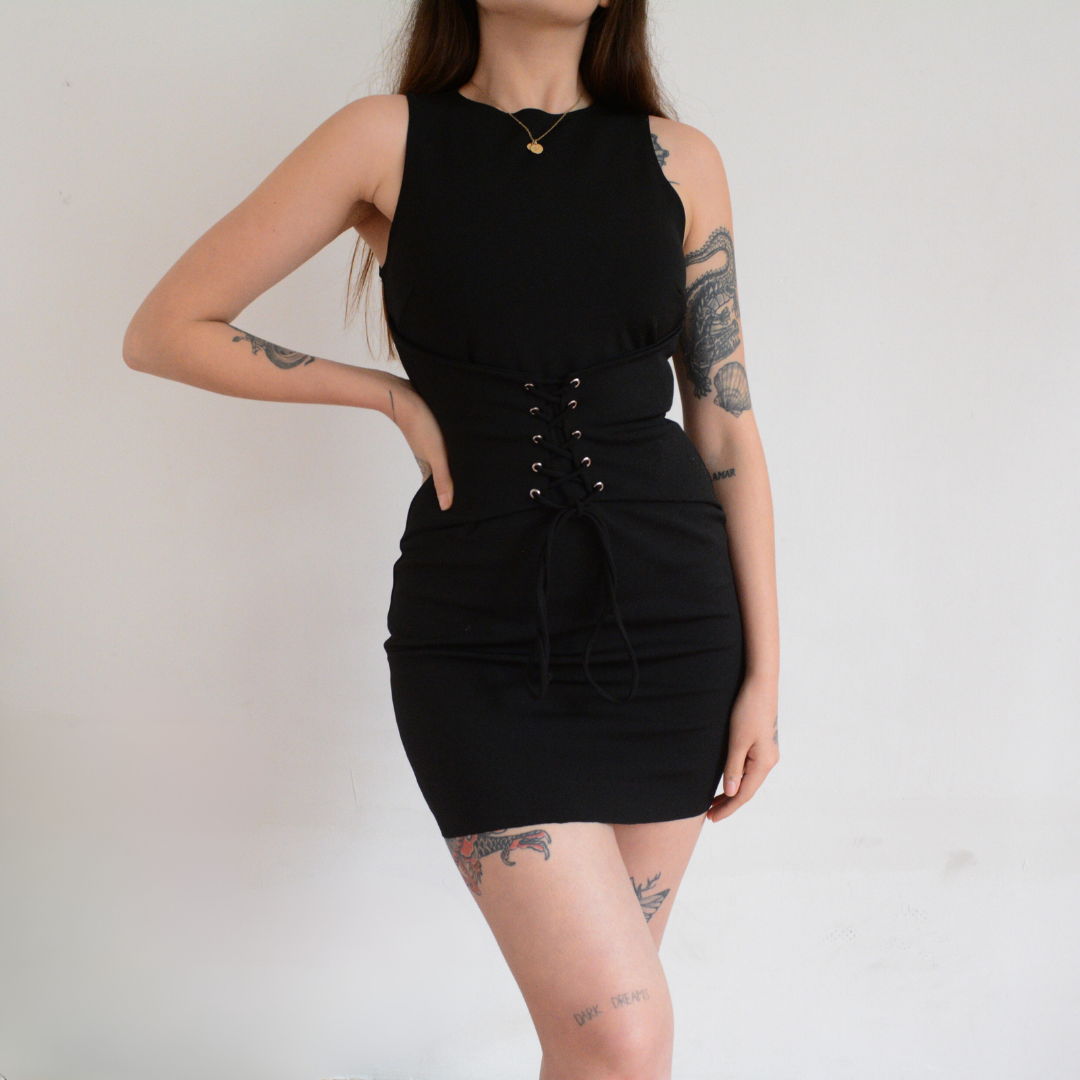 Vestido negro con corset