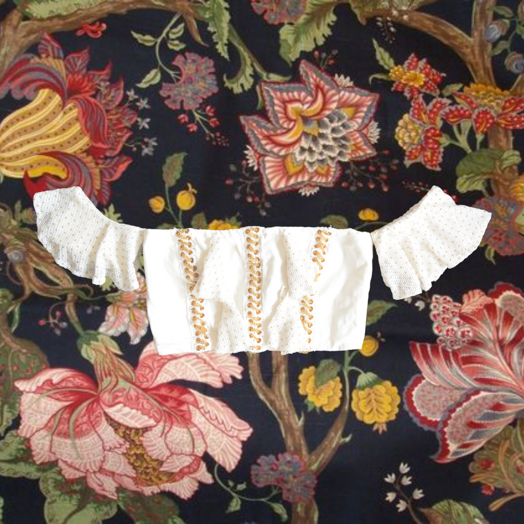 Top blanco con cadenas doradas y olanes