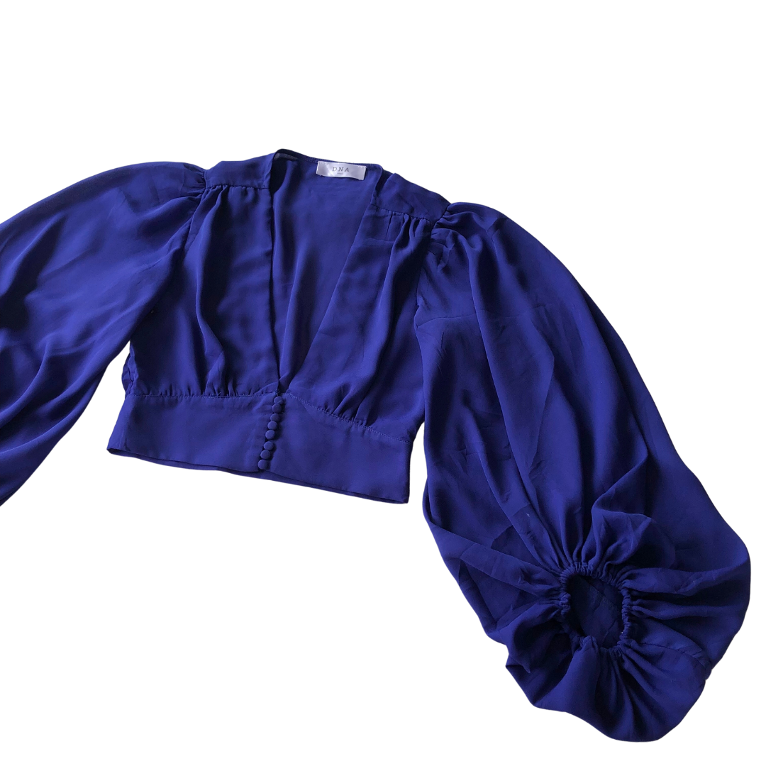 Blusa azul con mangas globo