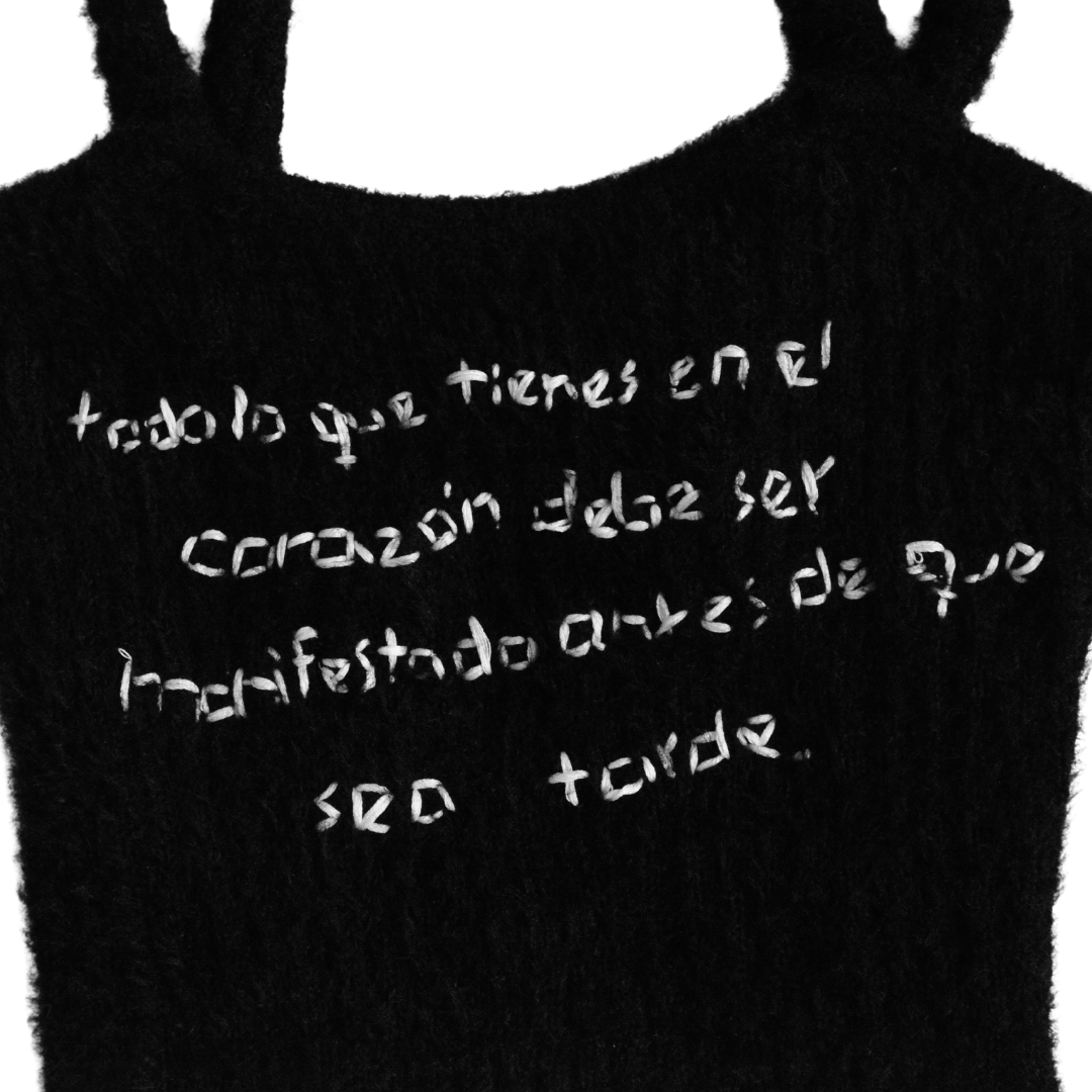 Blusa negra upcycling con frase Alejandra Pizarnik