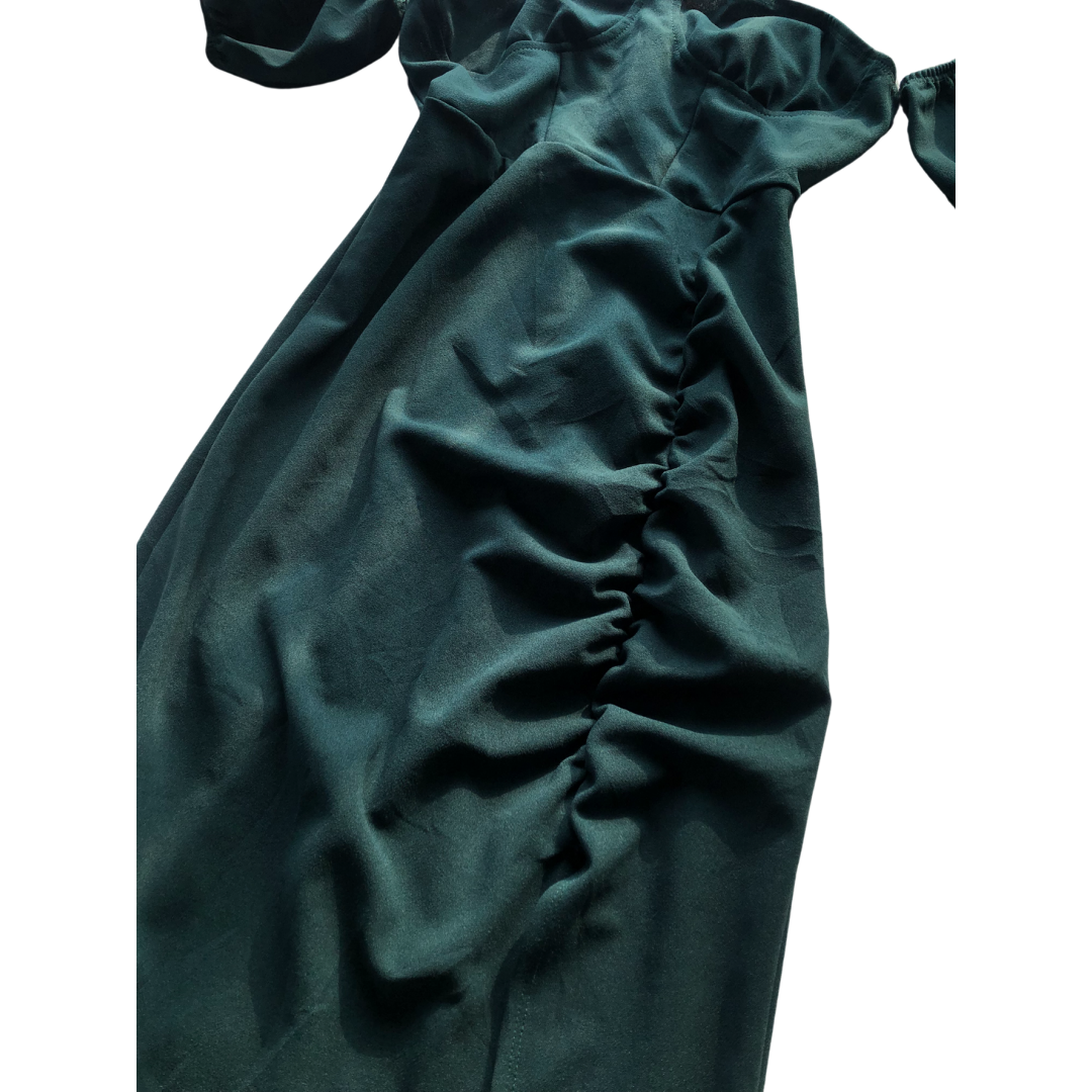 Vestido verde con abertura