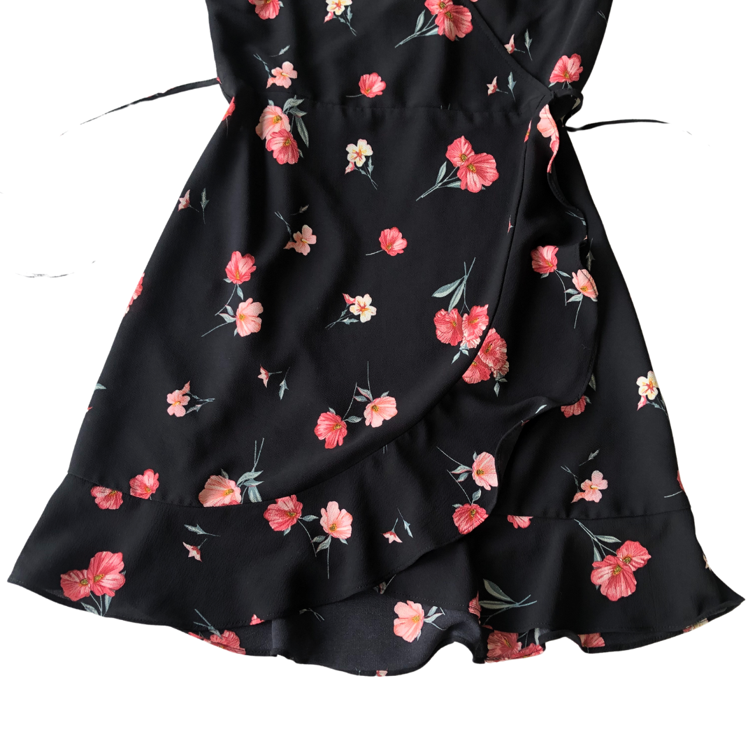 Vestido negro rosas envolvente