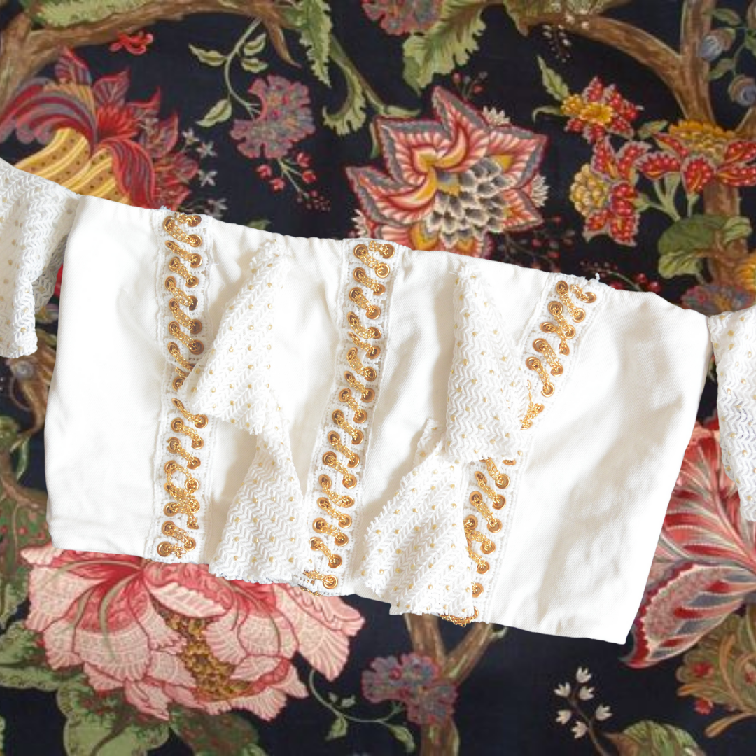 Top blanco con cadenas doradas y olanes