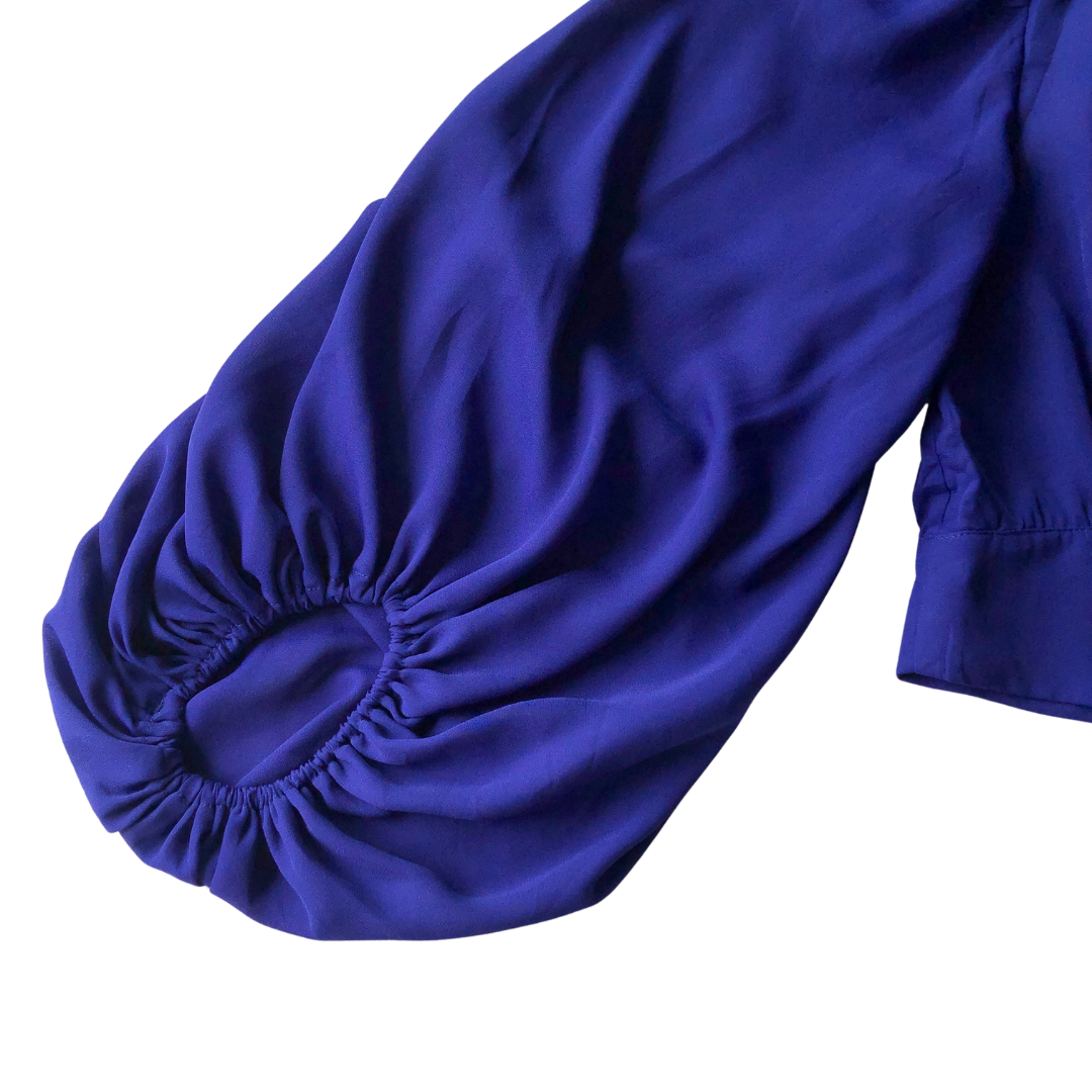 Blusa azul con mangas globo