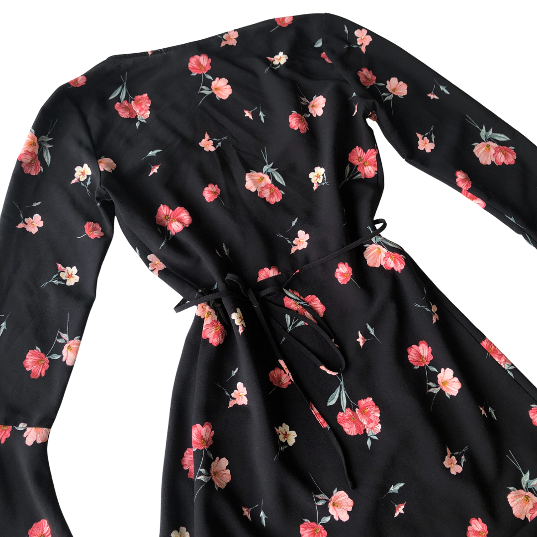 Vestido negro rosas envolvente