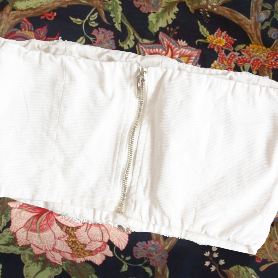 Top blanco con cadenas doradas y olanes