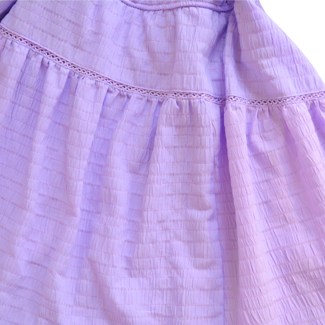 Vestido morado claro con holanes