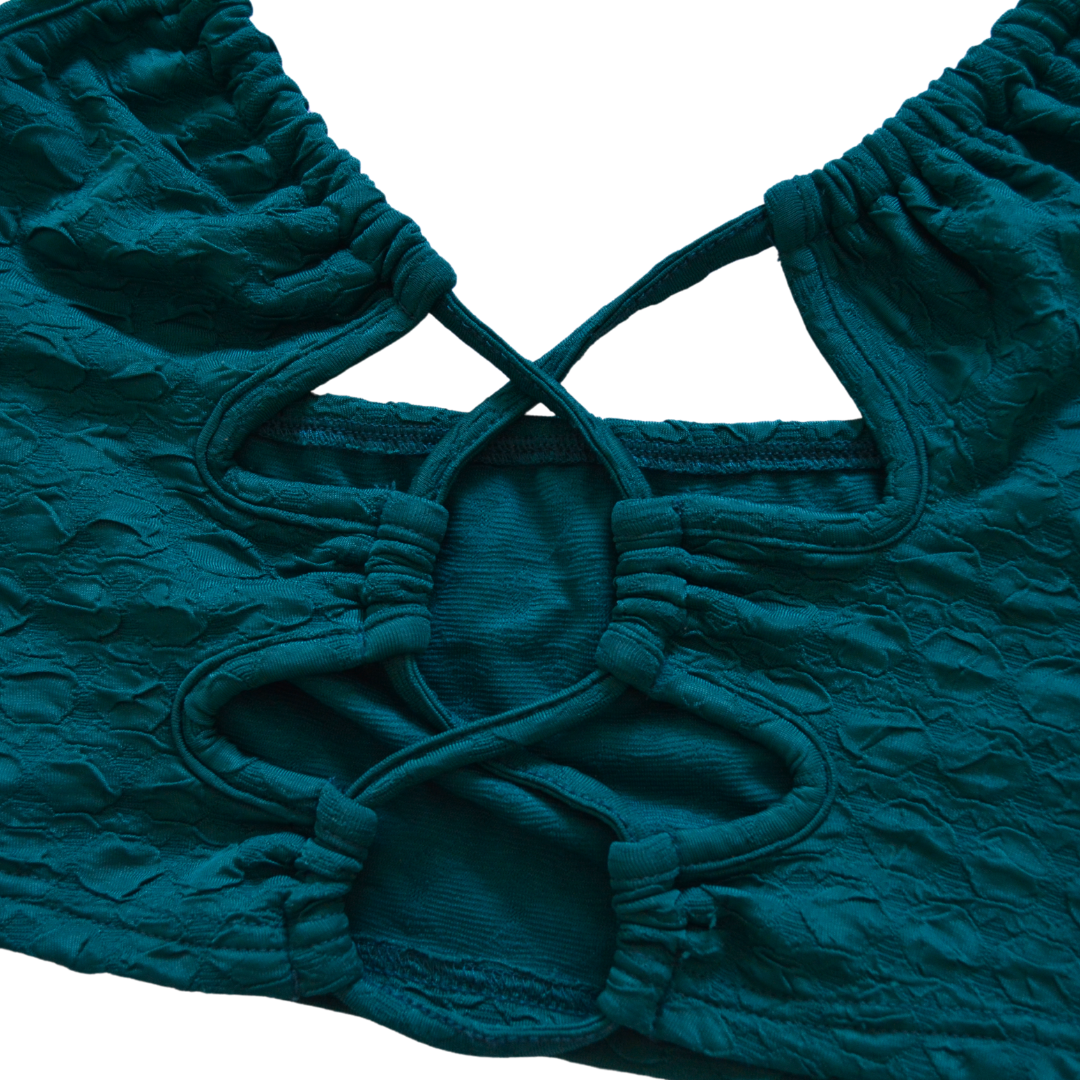 Top azul halter con aberturas