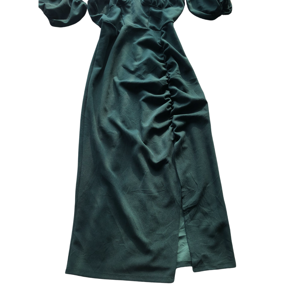 Vestido verde con abertura