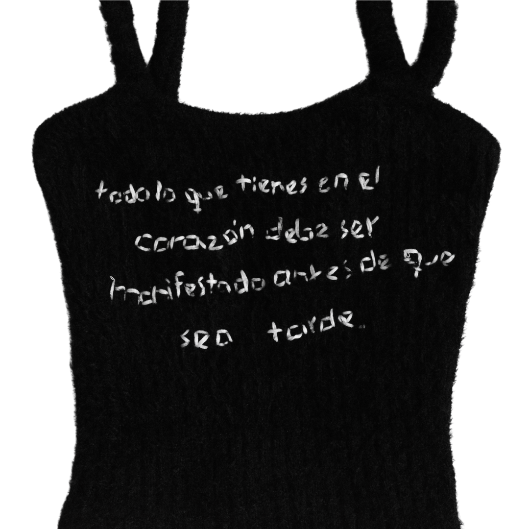 Blusa negra upcycling con frase Alejandra Pizarnik