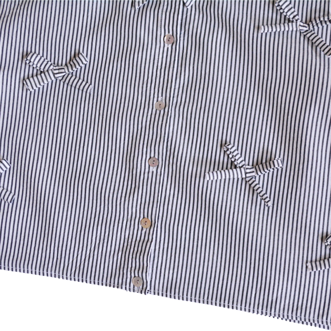 Blusa upcycling de moñitos y líneas