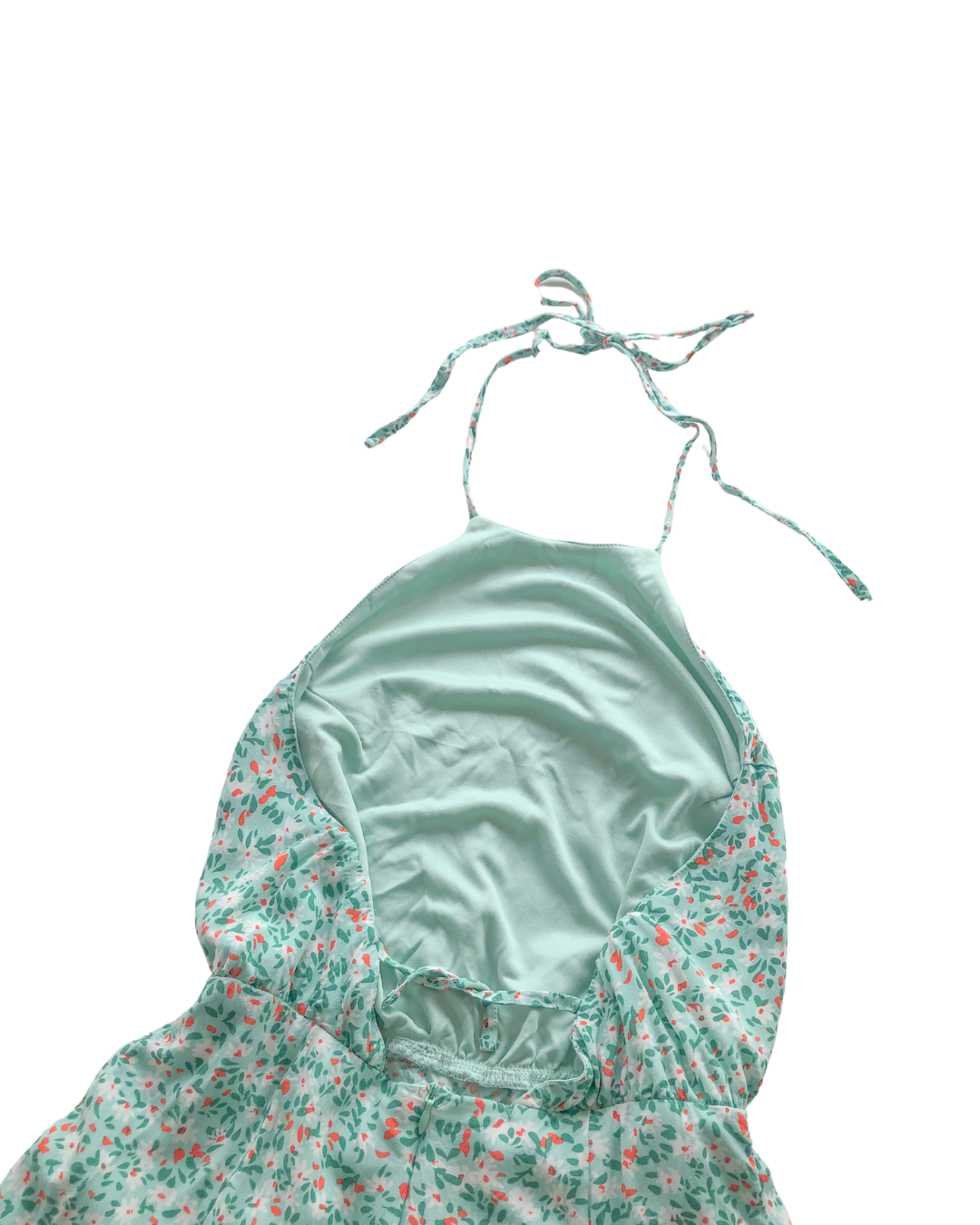 Vestido floral con holanes y escote