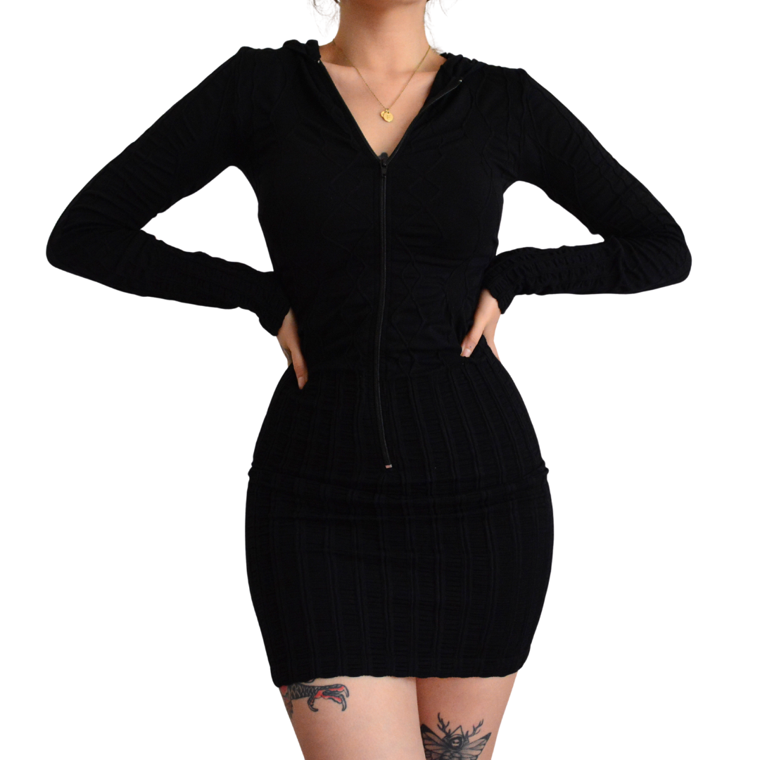 Vestido negro con capuchita