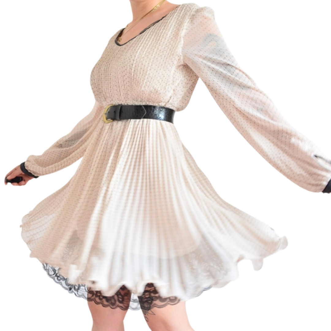 Vestido beige con lunares pequeños