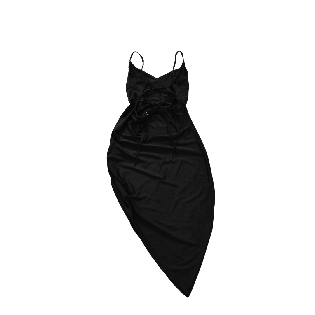 Vestido negro con escote cruzado