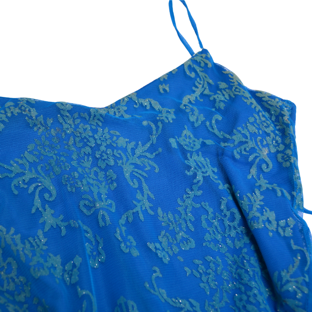Vestido azul mesh con caída asimétrica