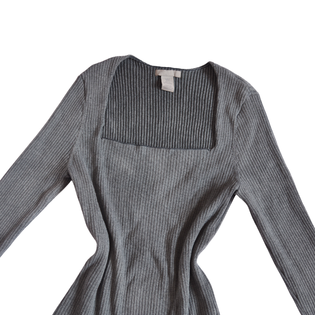 Blusa gris cuello cuadrado