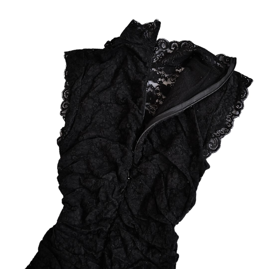 Vestido negro de encaje con forro
