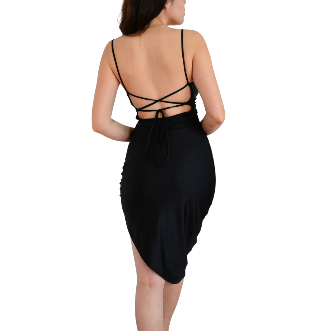 Vestido negro con escote cruzado