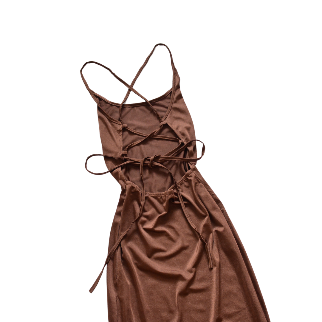 Vestido café largo con escote cruzado
