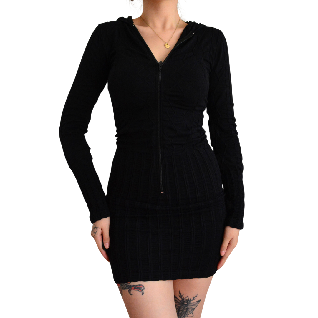 Vestido negro con capuchita