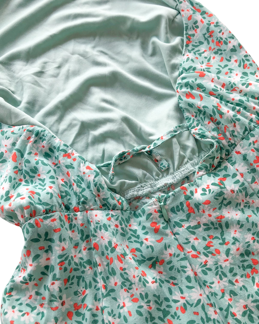 Vestido floral con holanes y escote