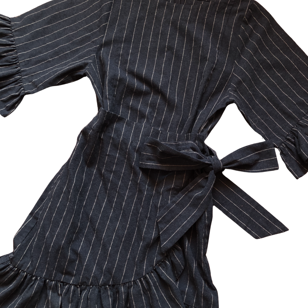 Vestido ruffles envolvente