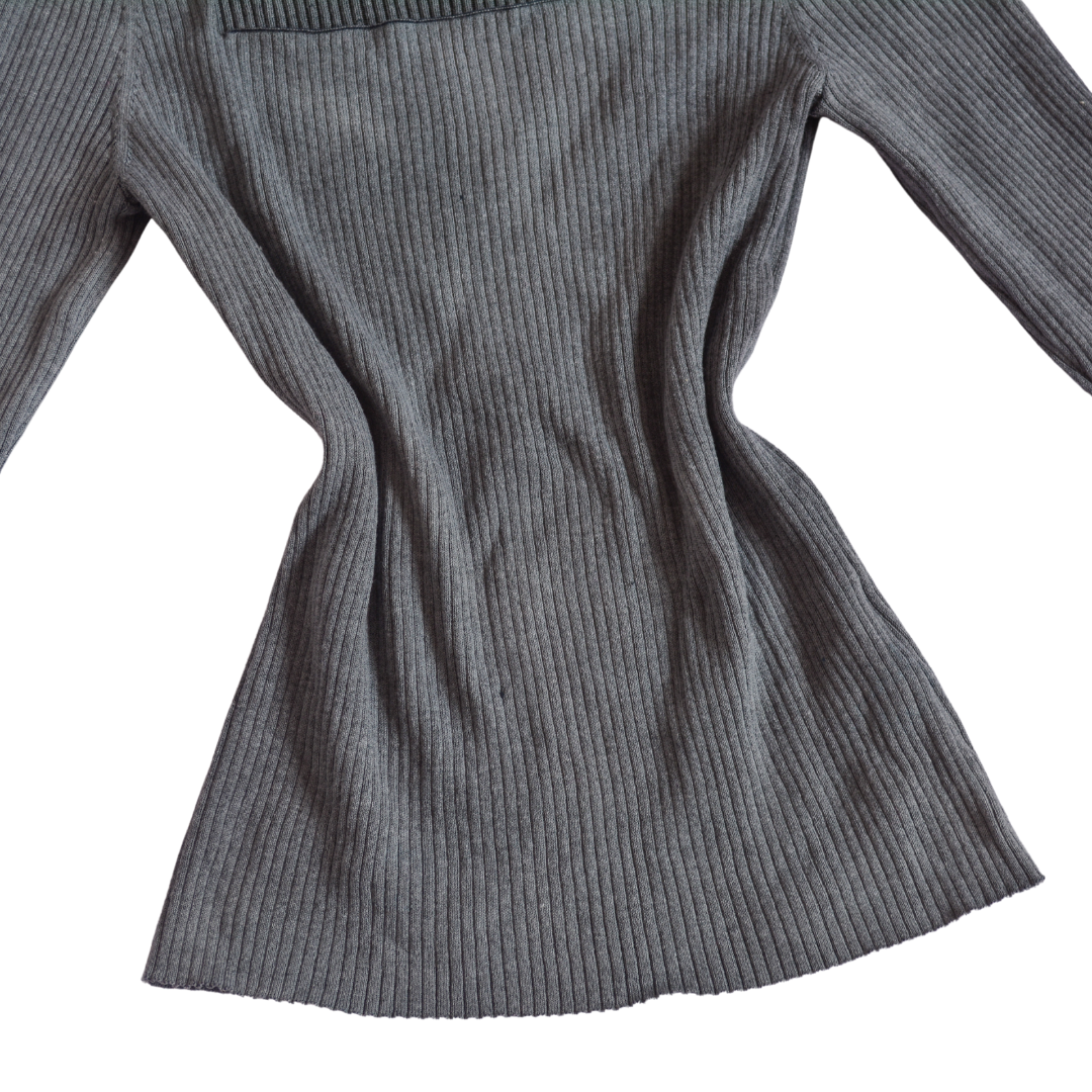 Blusa gris cuello cuadrado