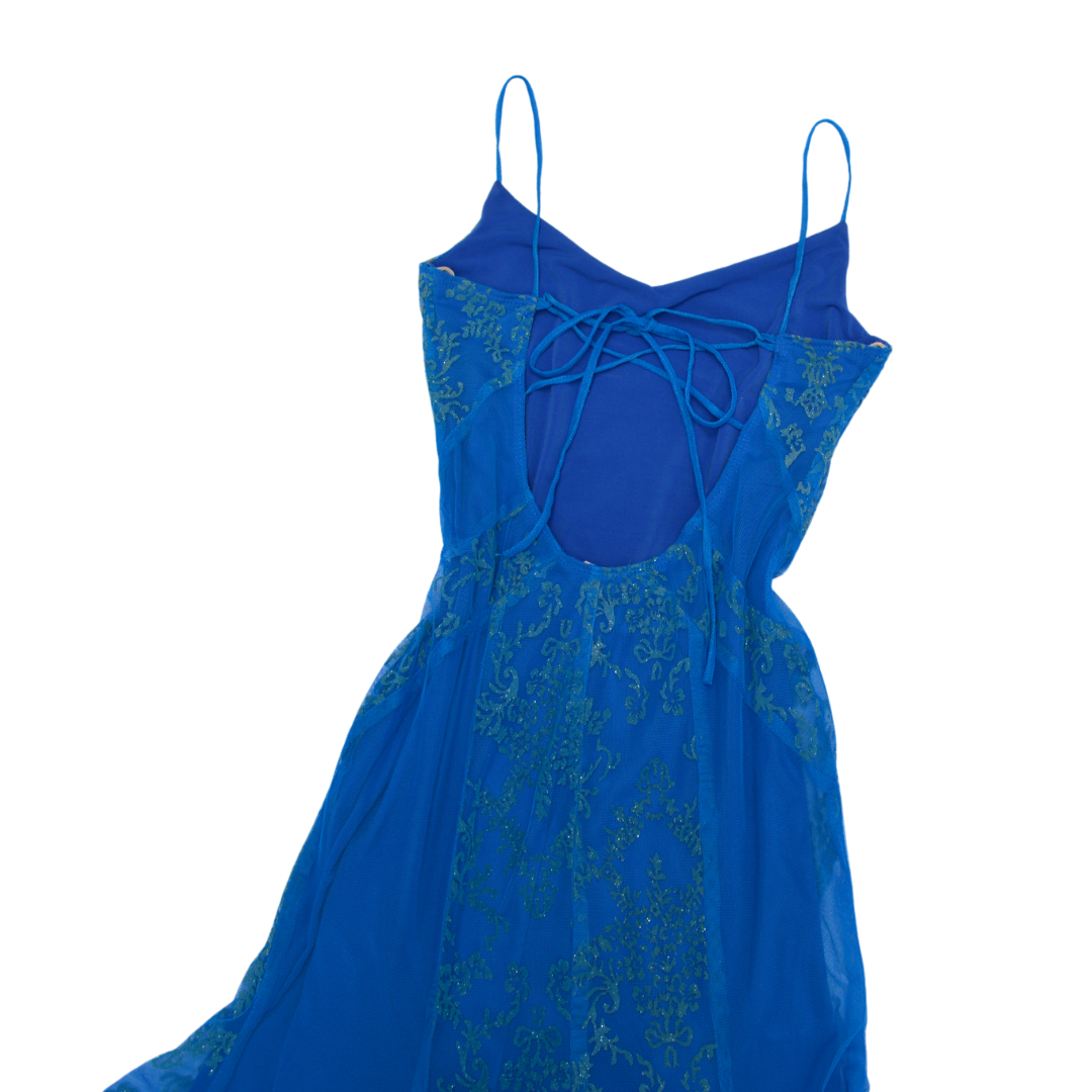 Vestido azul mesh con caída asimétrica