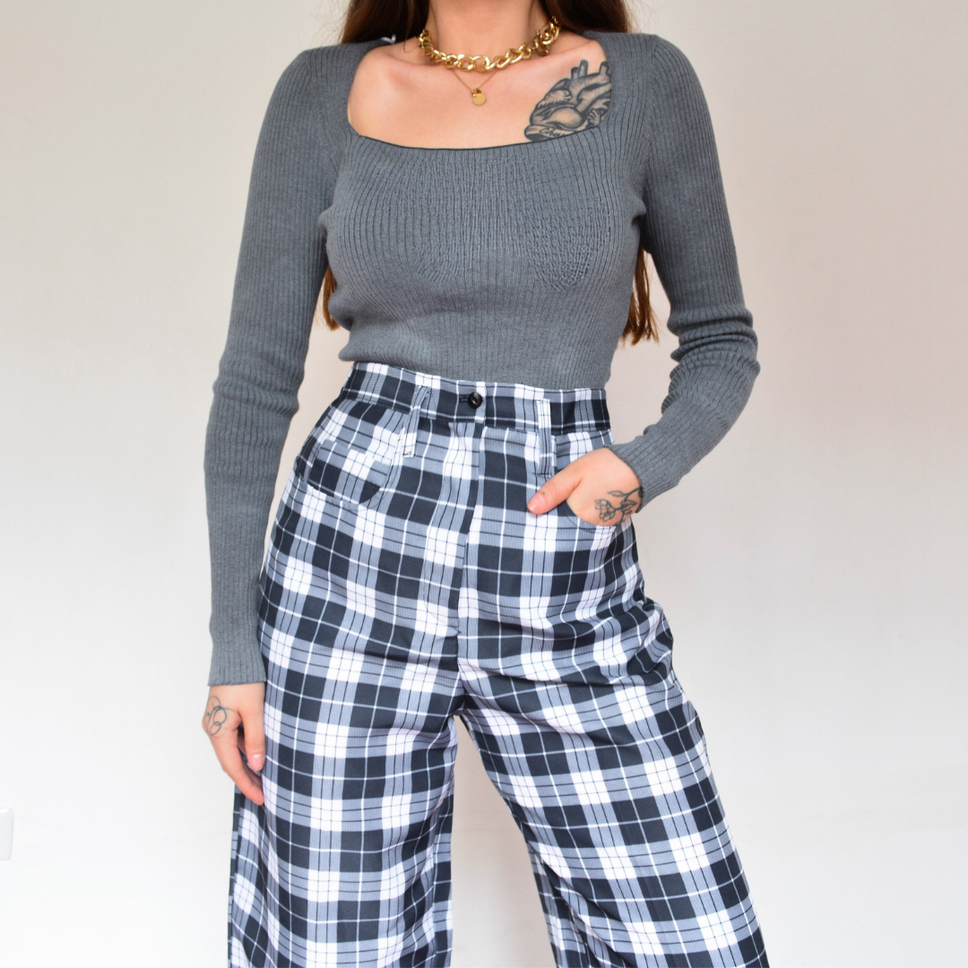 Blusa gris cuello cuadrado