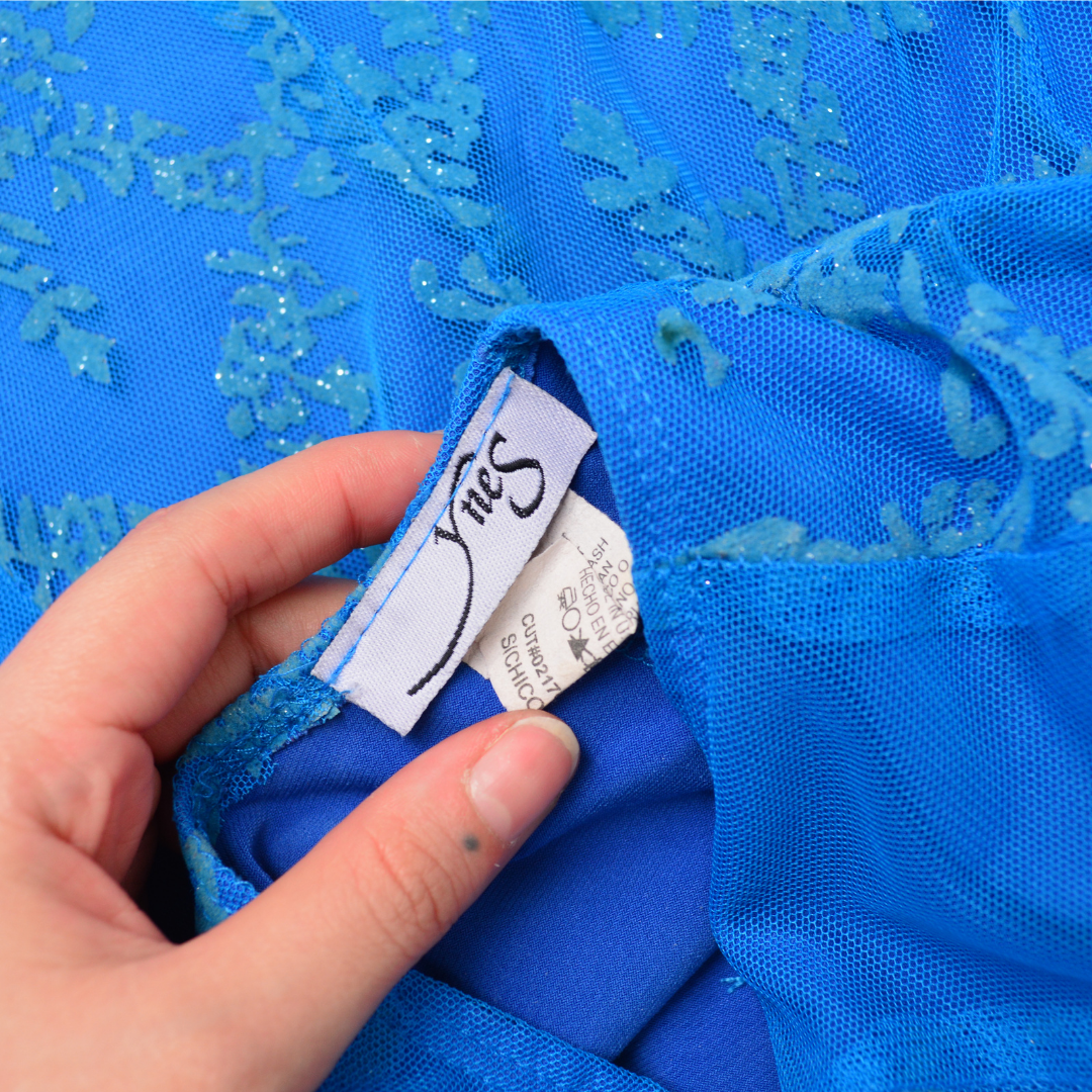 Vestido azul mesh con caída asimétrica