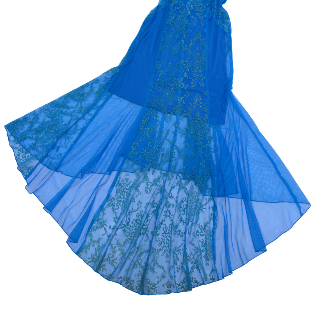 Vestido azul mesh con caída asimétrica