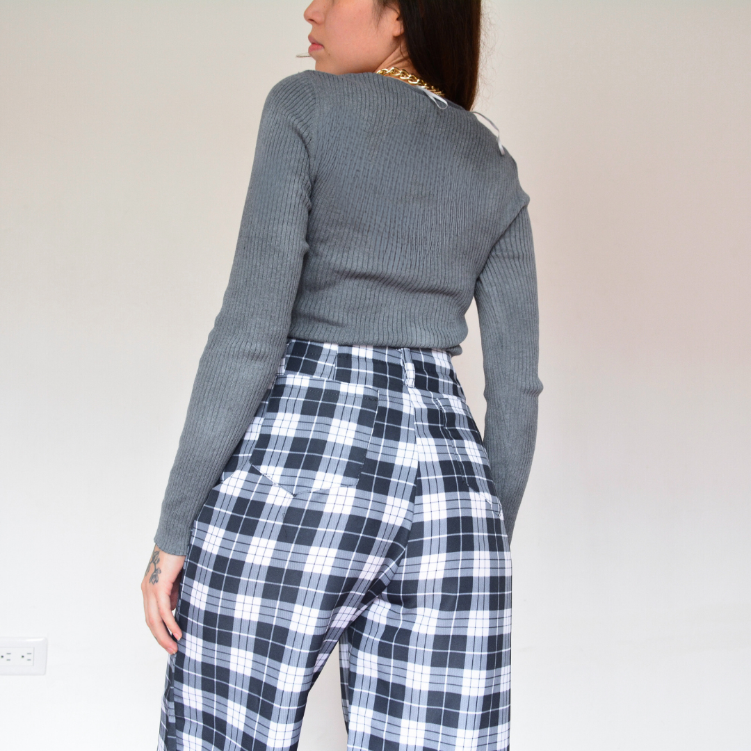 Blusa gris cuello cuadrado