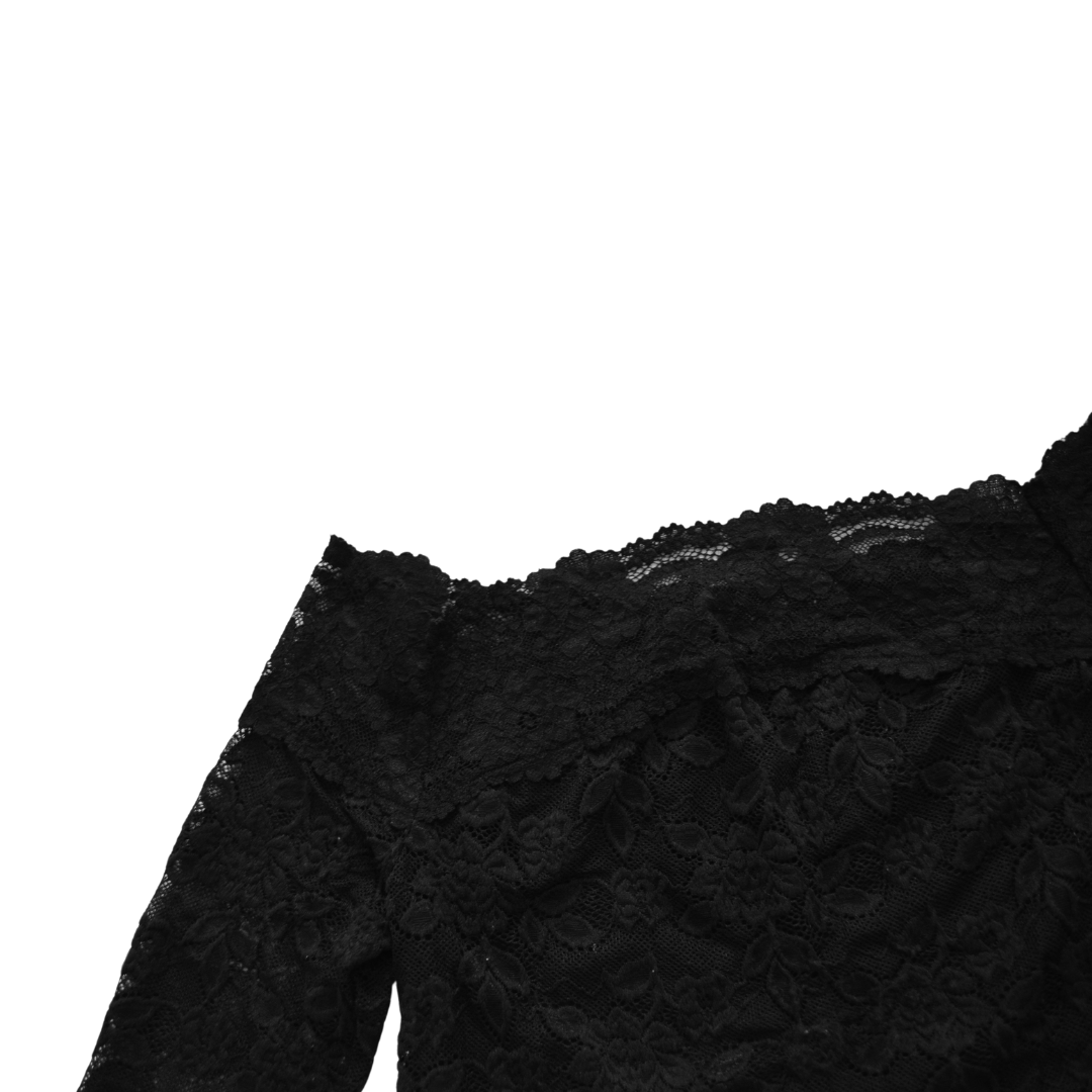 Blusa negra de encaje off shoulder