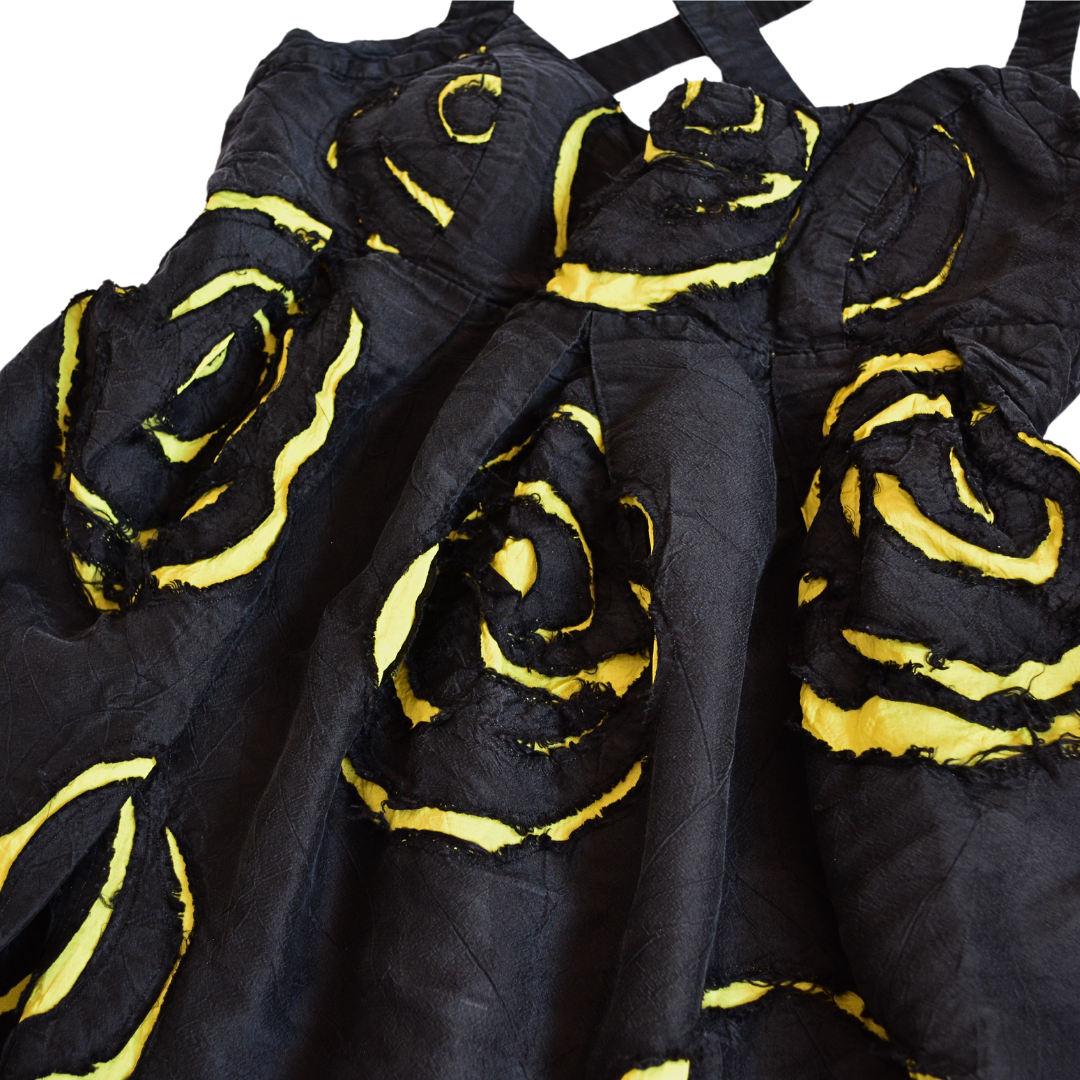 Vestido de seda con rosas y escote cruzado